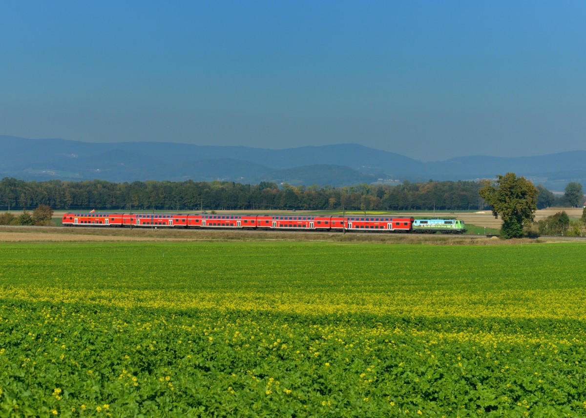 111 039 mit einem RE am 12.10.2015 bei Langenisarhofen. 