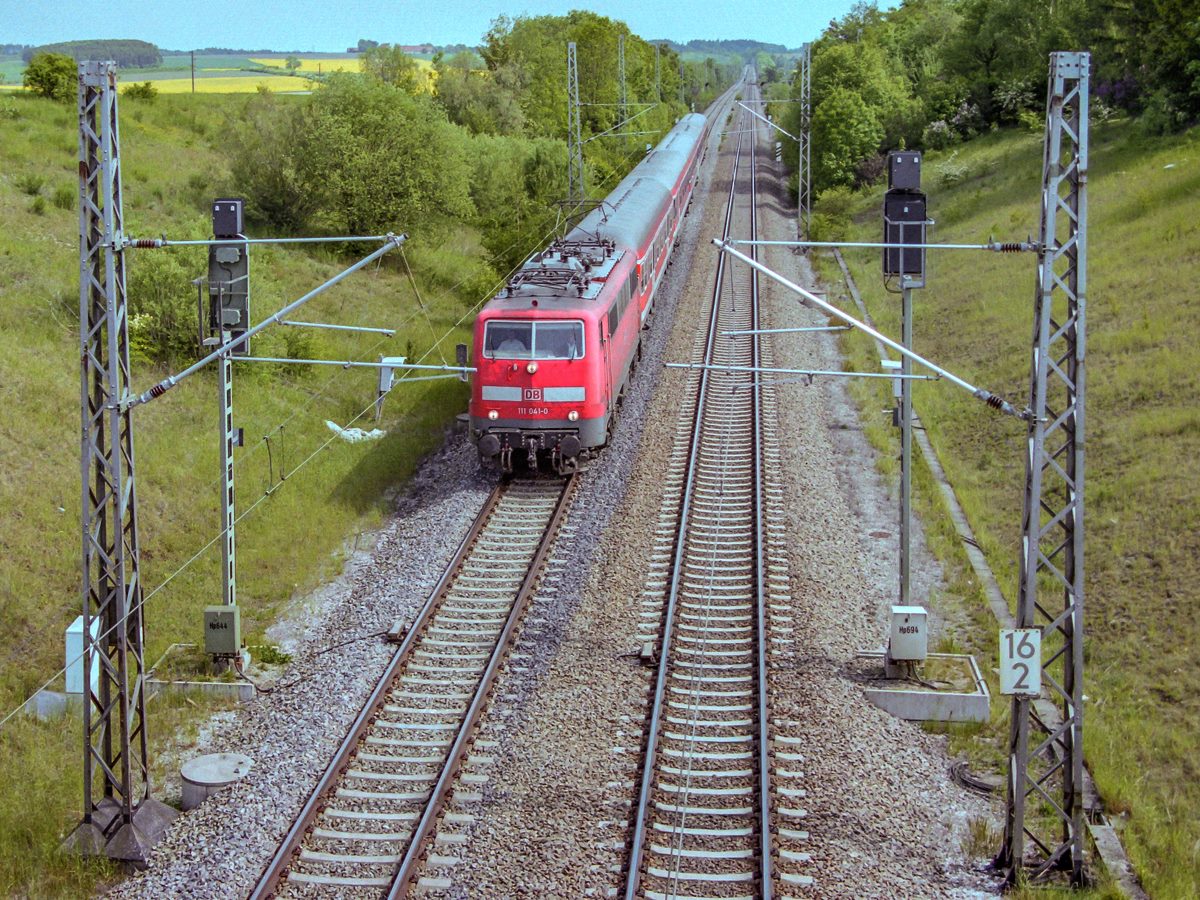 111 041 fuhr am 26.5.04 durch den ehemaligen Bahnhof Fünfstetten. Die Ausfahrsignale Richtung Donauwörth standen noch dicht am Empfangsgebäude bei km 15,2. 