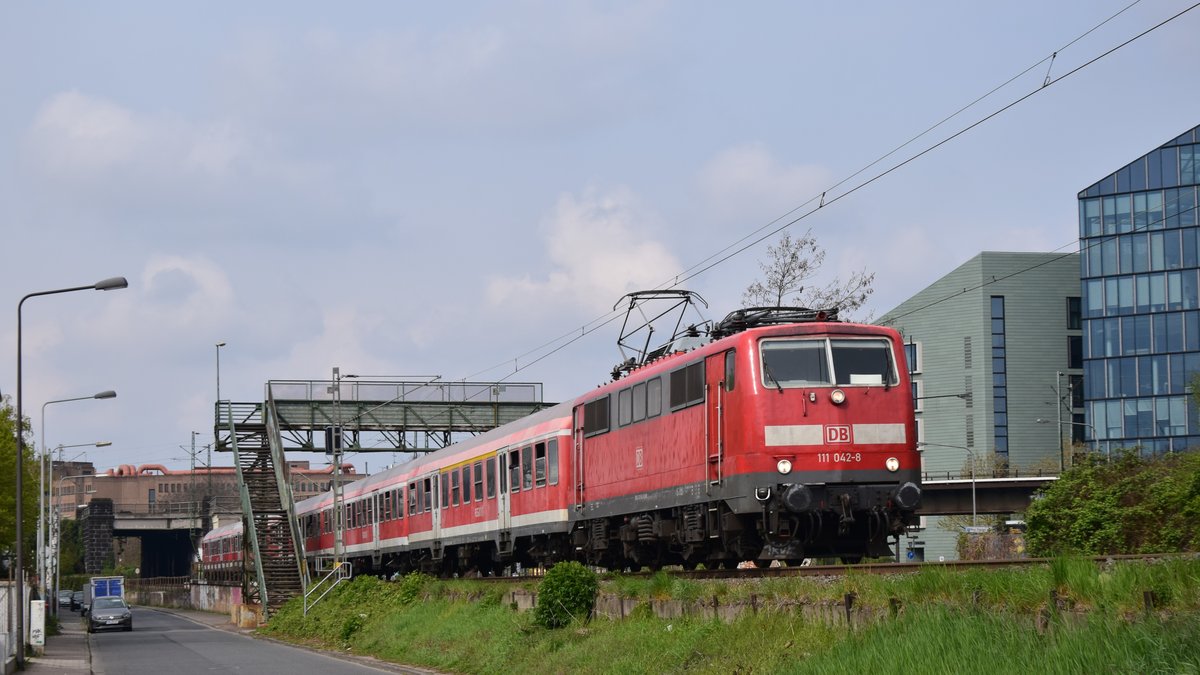 111 042 zieht einen Fußballsonderzug von Mannheim Waldhof nach Offenbach Ost ist nahe des S-Bahnhofs Frankfurt Mühlberg zu sehen. Im Hintergrund ist der Abzweig der nordmainischen Strecke zu sehen. Aufgenommen am 13.4.2019 11:12