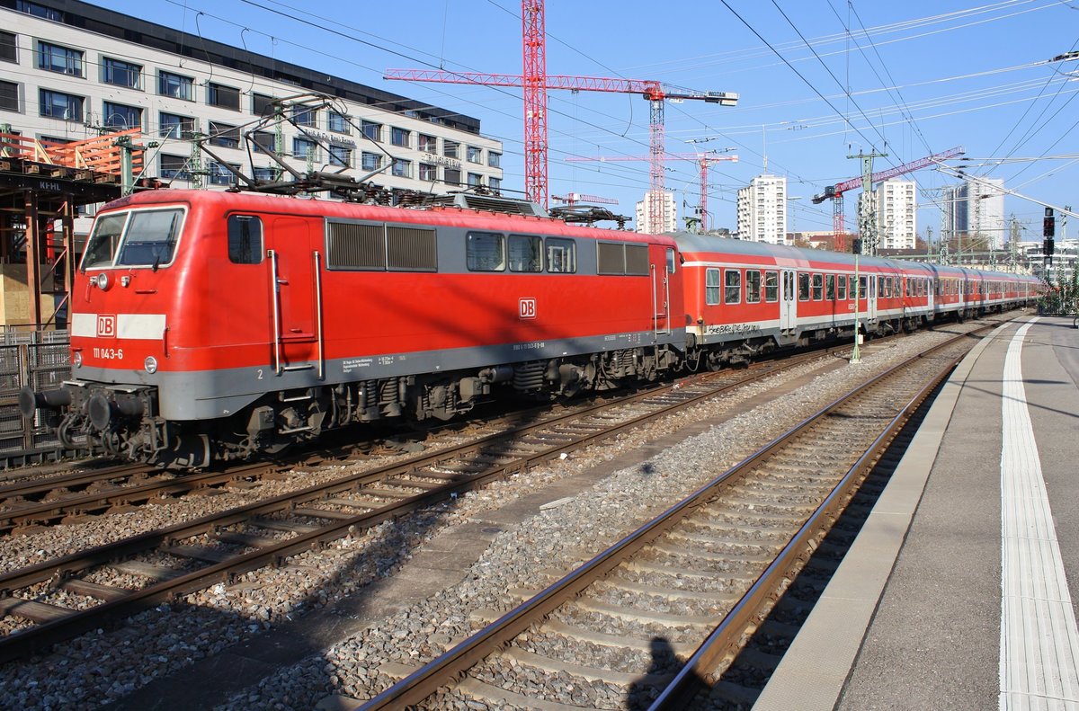 111 043-6 schiebt am 16.11.2018 den RE22025 nach Tübingen Hauptbahnhof aus dem Stuttgarter Hauptbahnhof. 