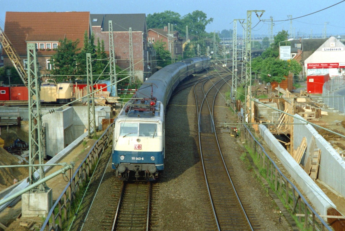 111 043 mit D 1988  Meteor  (Mnchen–Hamburg) am 19.06.1994 in Buchholz (Nordheide)