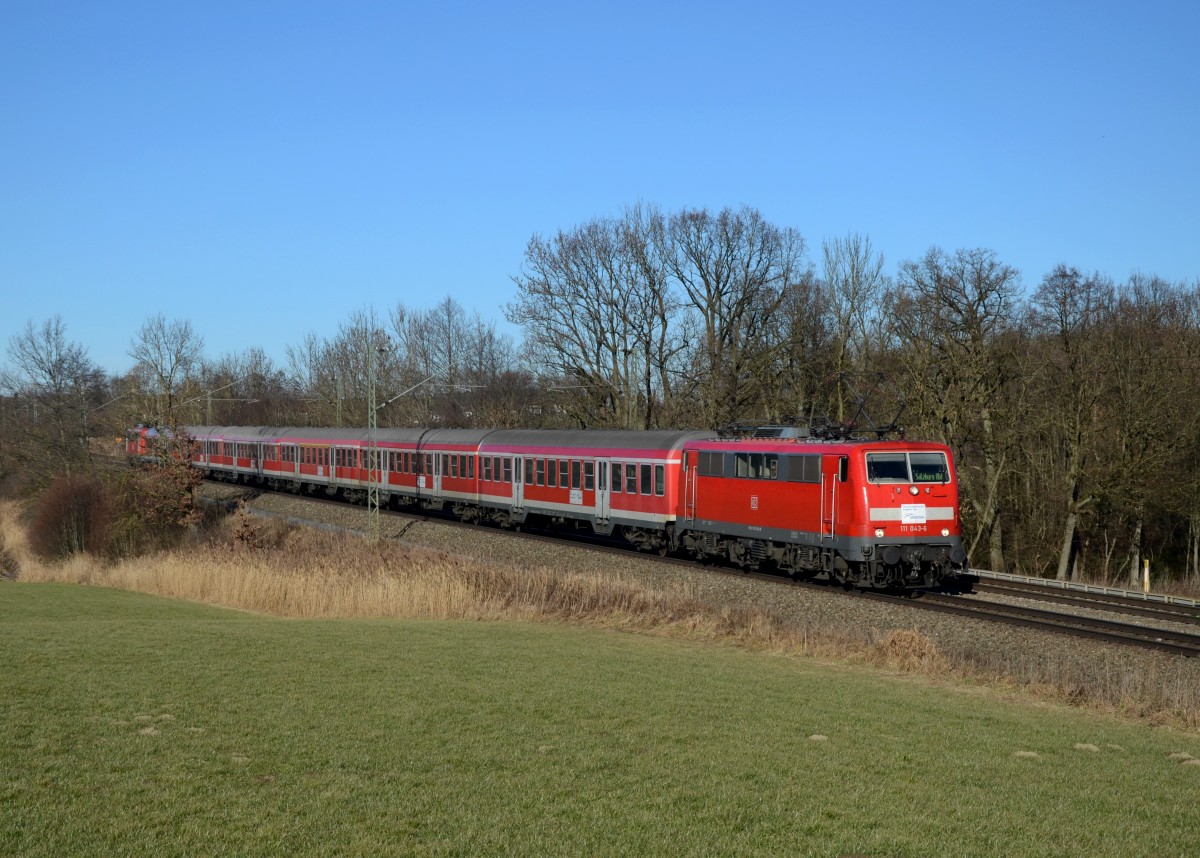 111 043 mit einem Meridian-Ersatzzug am 27.12.2013 bei Hilperting.