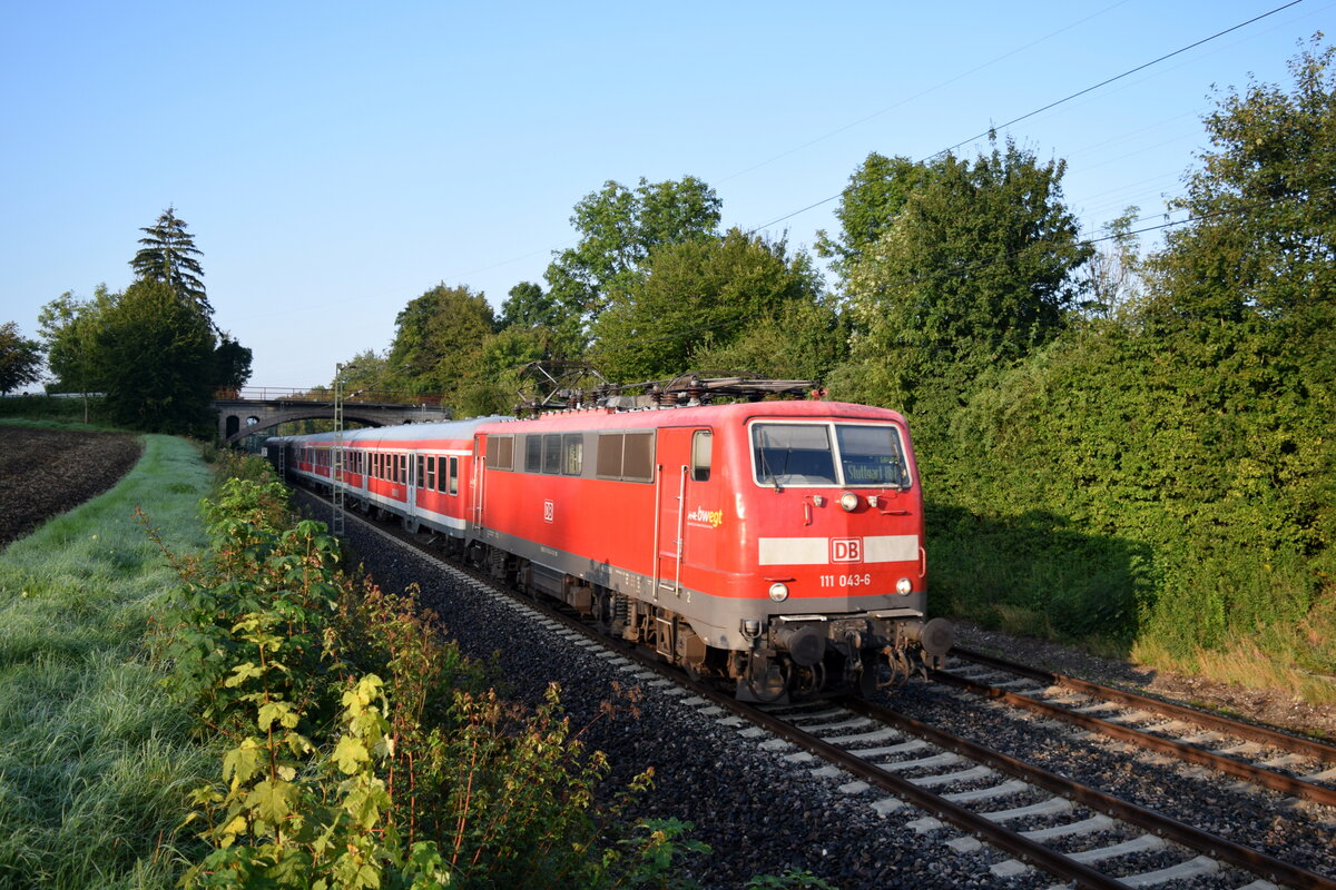 111 043 im September 2019 bei Metzingen auf dem Weg nach Stuttgart.  

Weitere Bilder dieser Fahrzeuge im Album  Abschied von den n-Wagen auf der Neckar-Alb-Bahn !