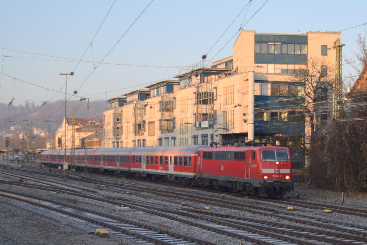 111 043 verlässt im Dezember 2019 Tübingen Hbf 