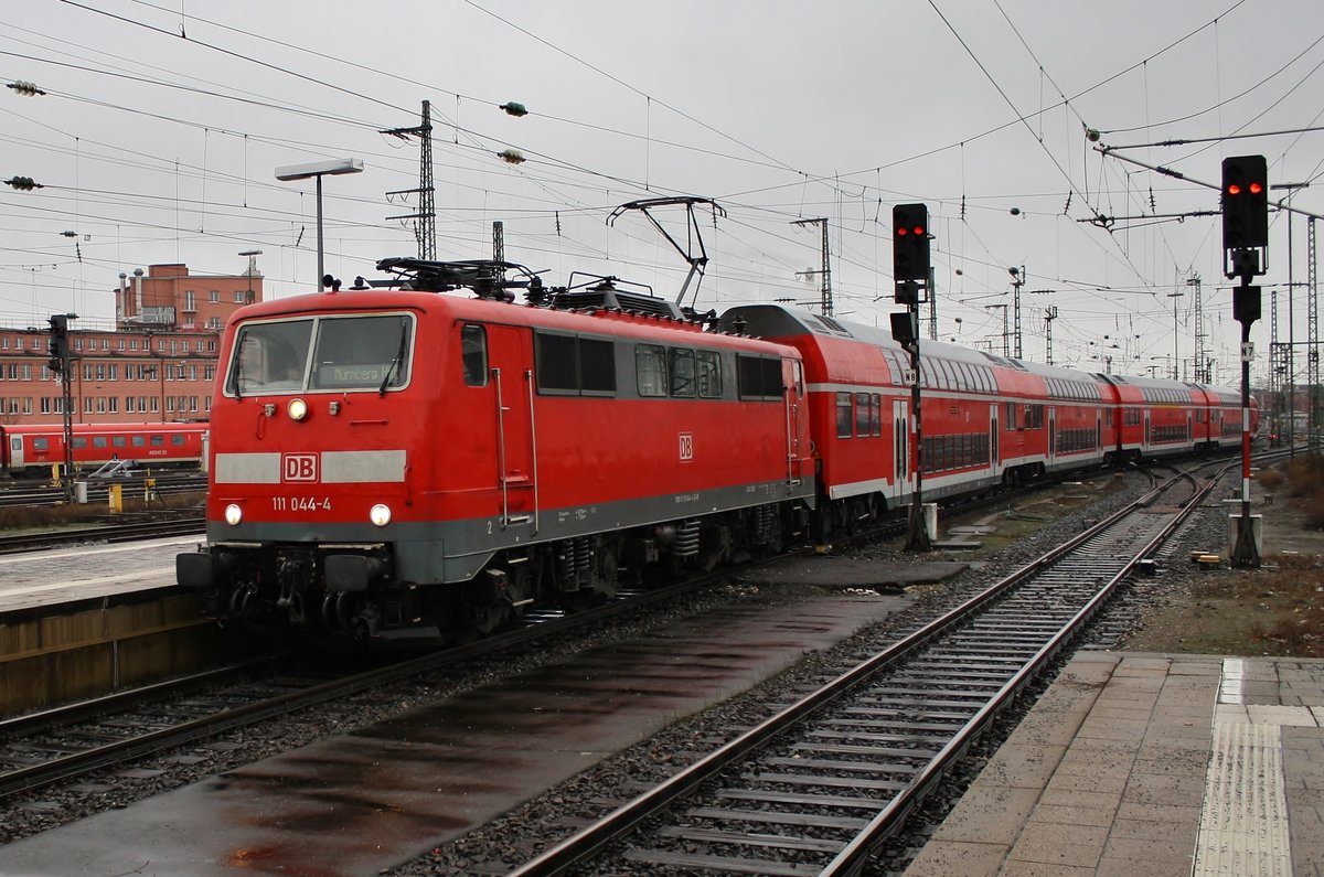 111 044-4 erreicht am 28.12.2017 mit dem RE59118 von Augsburg Hauptbahnhof den Nürnberger Hauptbahnhof.