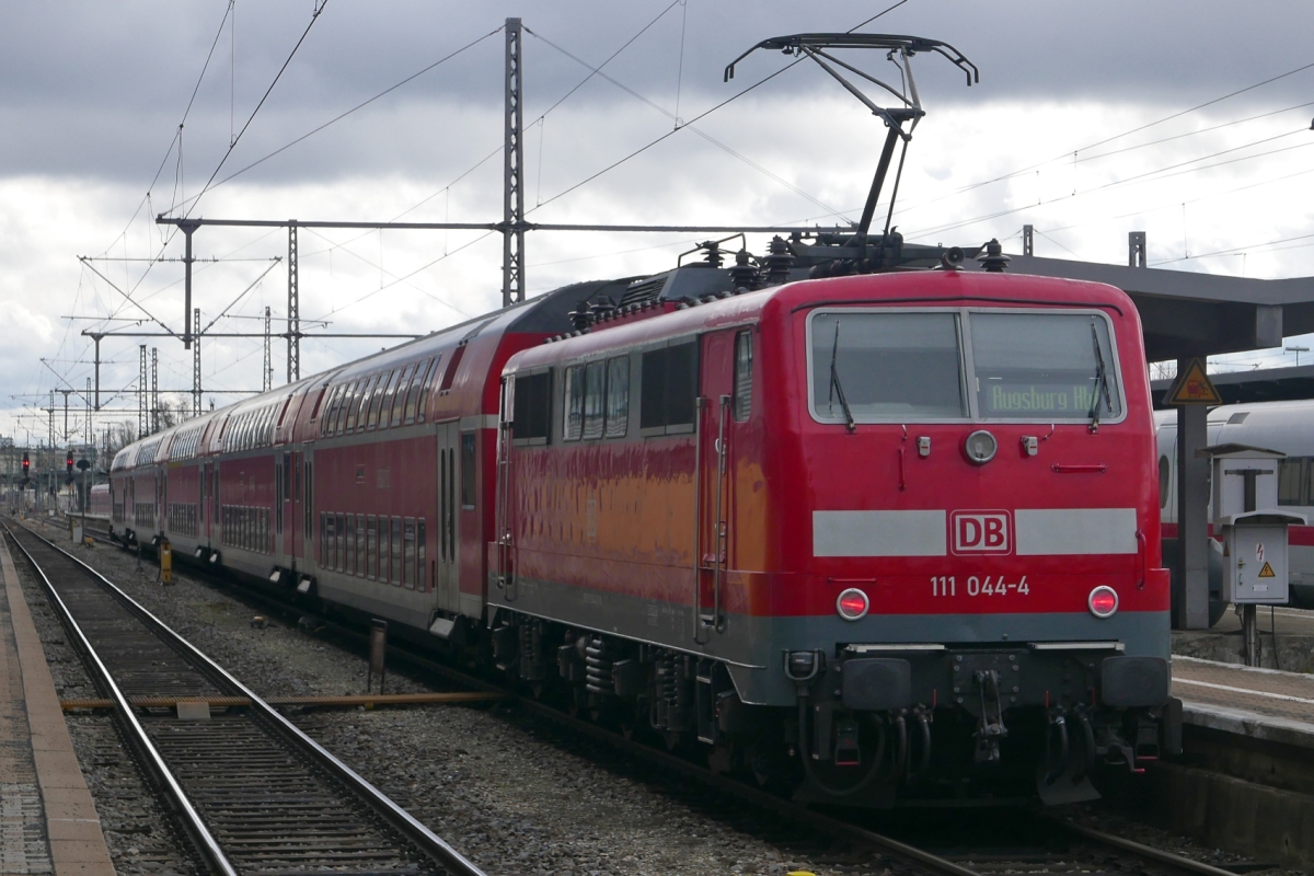 111 044-4 hat am 13.02.2016 mit dem RE 59119 von Nürnberg den Zielbahnhof Augsburg erreicht.