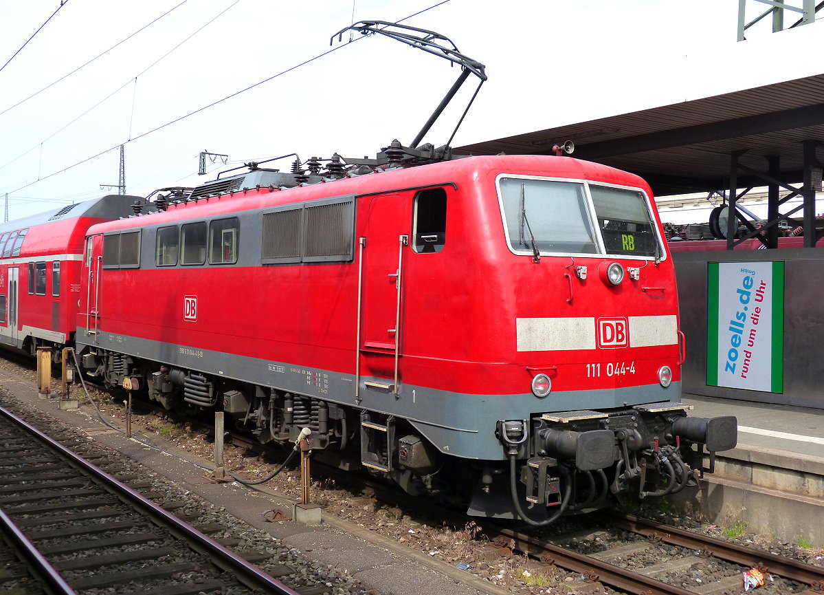 111 044-4 Nürnberg Hbf 27.05.2018. Sehr knapp bemessen die Angabe in der Zugzielanzeige.