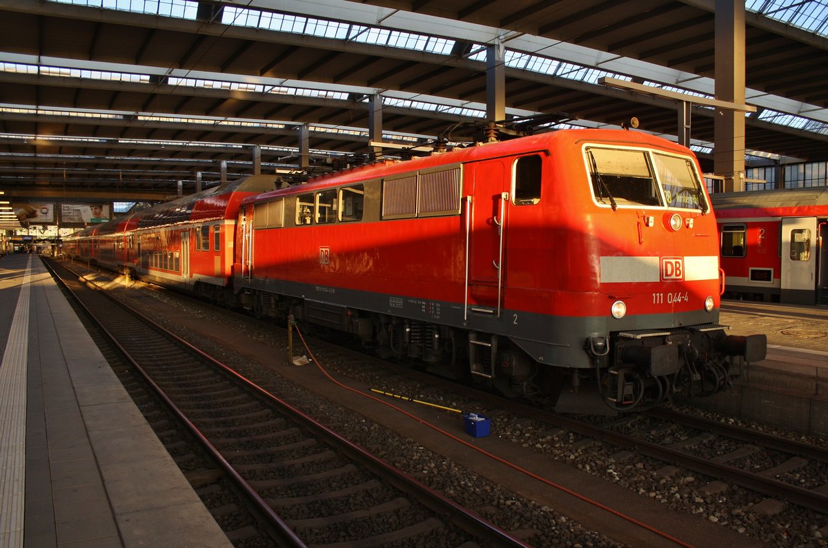 111 044-4 wartet am 13.8.2017 mit der RB59166 nach Nürnberg Hauptbahnhof im Münchener Hauptbahnhof auf Abfahrt.