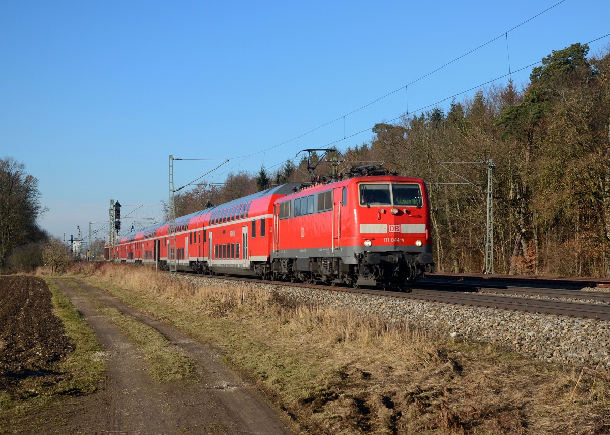 111 044 mit einem RE nach Salzburg am 14.12.2013 bei Eglharting. 