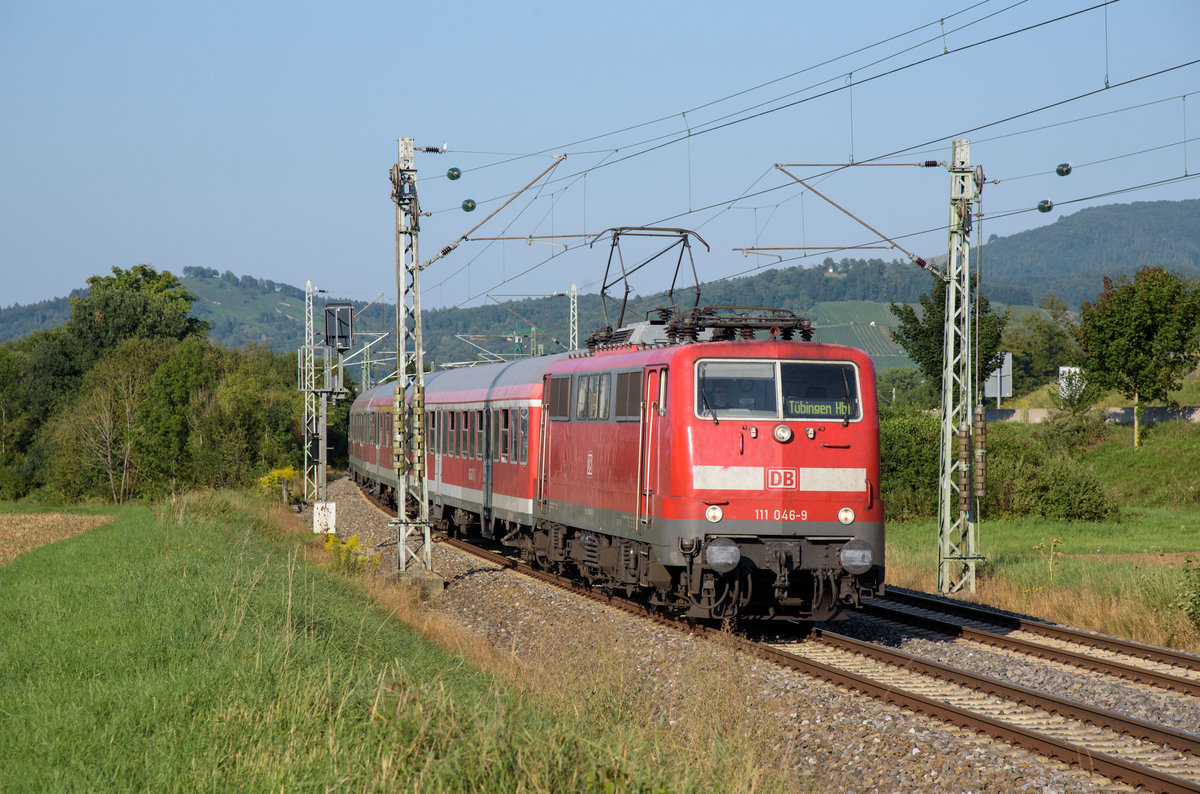 111 046 mit RE 22043 nach Tübingen beim Tannenhof in Metzingen am 29.8.2017.