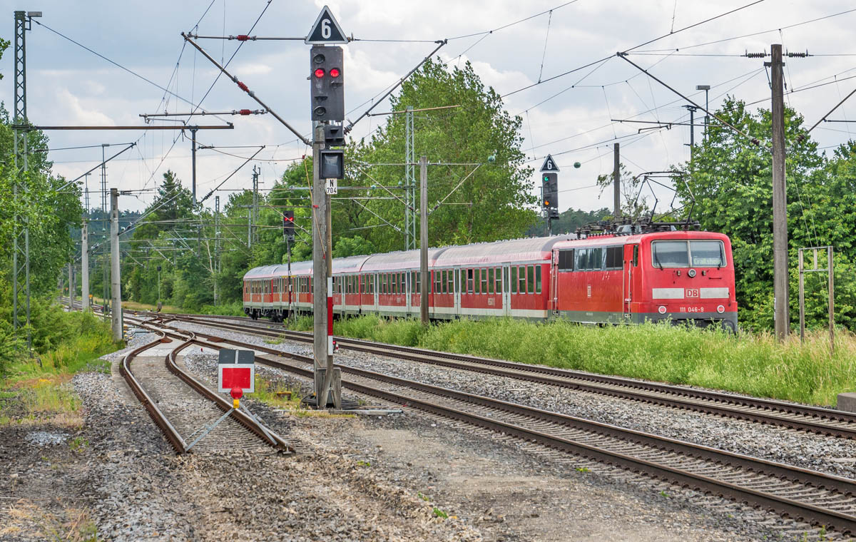 111 046 schob am 16.6.17 einen RE „auf Hp2“ aus Gleis 1 nach Westen. Links sieht man das wegen der Bauarbeiten für die S-Bahn „abgeklemmte“ Gleis 4.