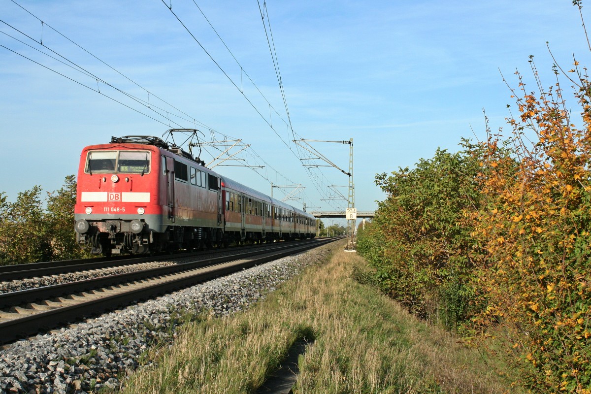 111 048-5 mit einer RB von Freiburg (Breisgau) Hbf nach Neuenburg (Baden) am spten Nachmittag des 26.10.13 bei Hgelheim.