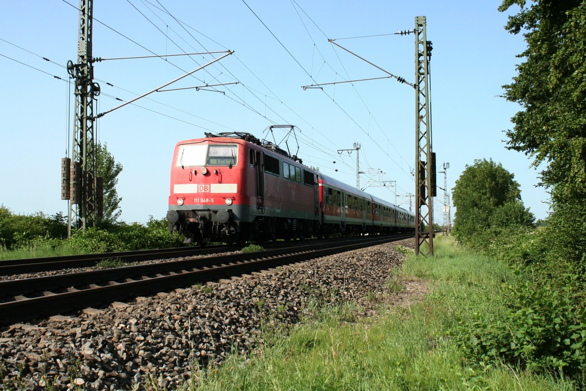 111 048-5 mit einer RB nach Basel Bad. Bf am Nachmittag des 02.08.13 kurz nach der Einfahrt in den Bahnhofsbereich des sdbadischen Bahnhofs Mllheim (Baden).