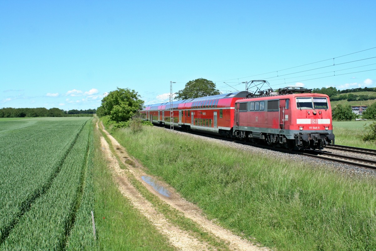 111 048-5 mit einer RB von Offenburg nach Neuenburg (Baden) am Nachmittag des 23.05.14 nrdlich von Hgelheim.