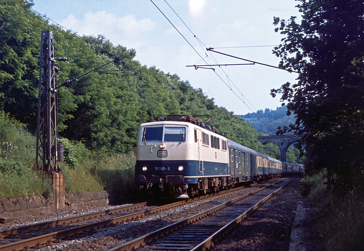 111 048 mit einem  Klassischen  D-Zug auf der Nord-Süd-Strecke in Richtung Norden, mit Post- und Gepäckwagen, durchweg Abteilwagen mit Fenstern zum öffnen ... . Es war eine andere Reisequalität, ob eine bessere, sei dahingestellt (Eichenberg, Juli 1979). 
