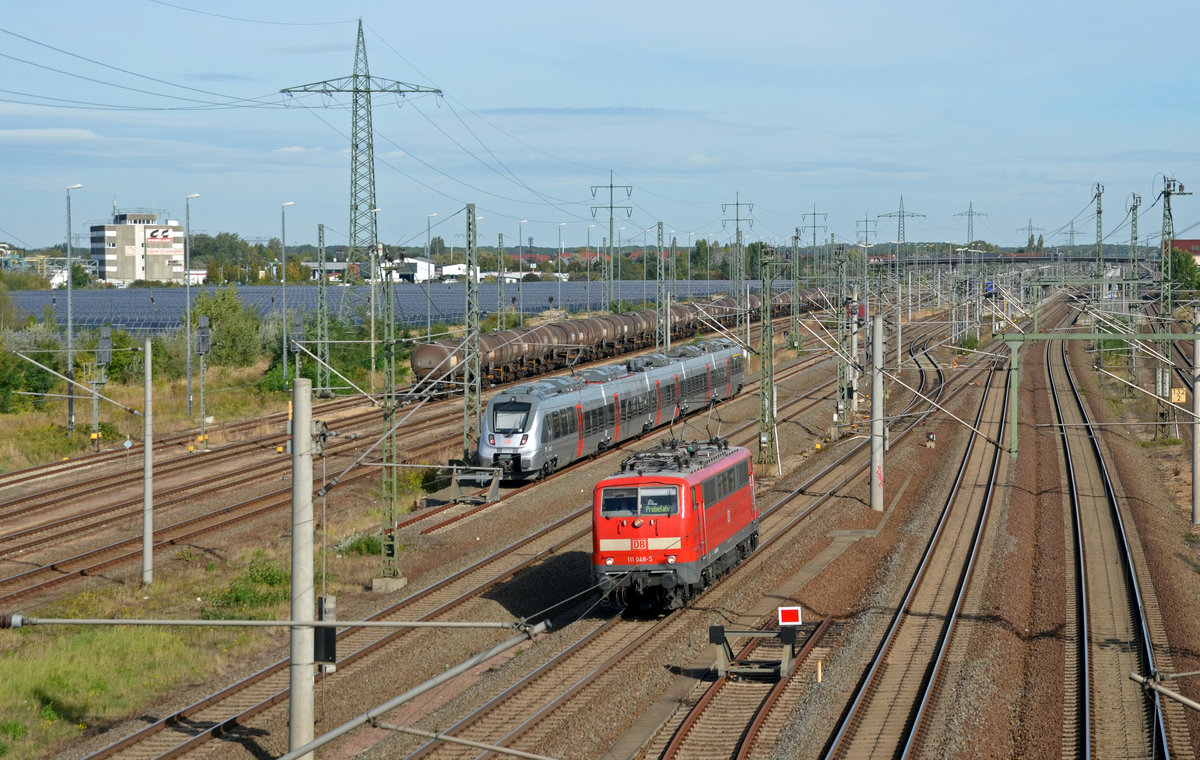 111 048 unternahm am 29.09.16 vom DB Werk Dessau aus eine Probefahrt. Hier rollt sie durch Bitterfeld Richtung Leipzig.