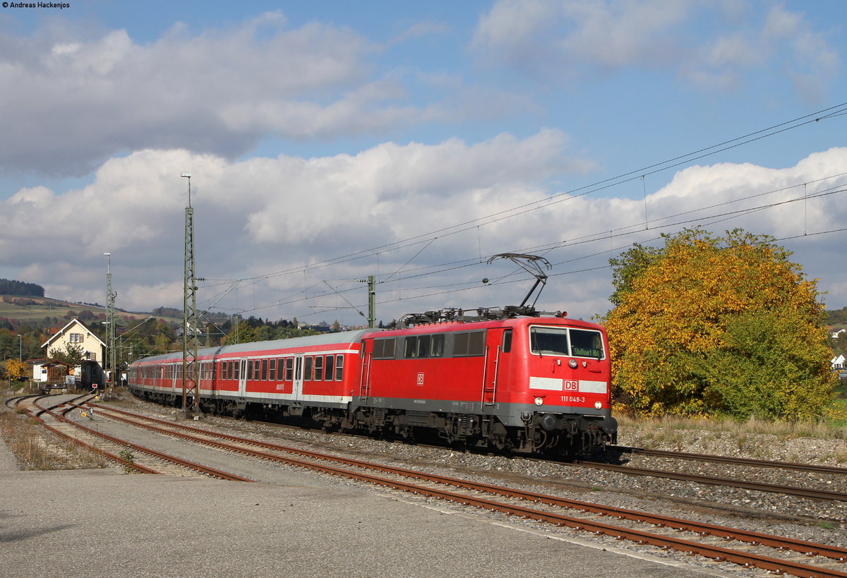 111 049-3 und 111 092-3 mit dem RE 19035 (Stuttgart Hbf-Singen(Htw)) bei Welschingen 22.10.16