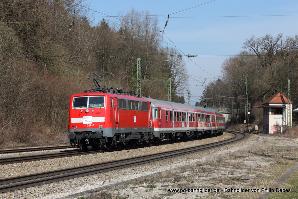 111 049-3 (Bayerische Oberlandbahn GmbH) mit dem M 79013 in Richtung Salzburg Hbf in Aßling, 28. März 2014