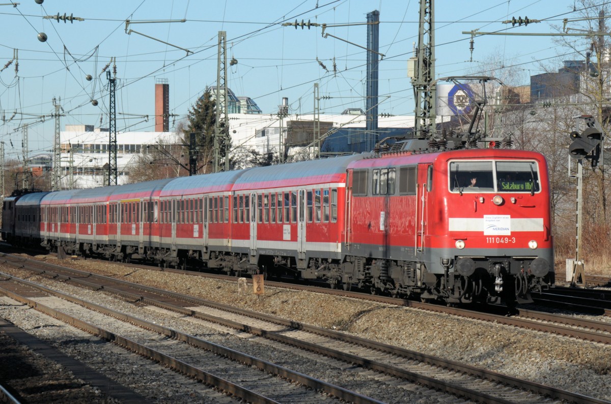 111 049 am 27.12.13 mit M 79019 München-Salzburg am Heimeranplatz