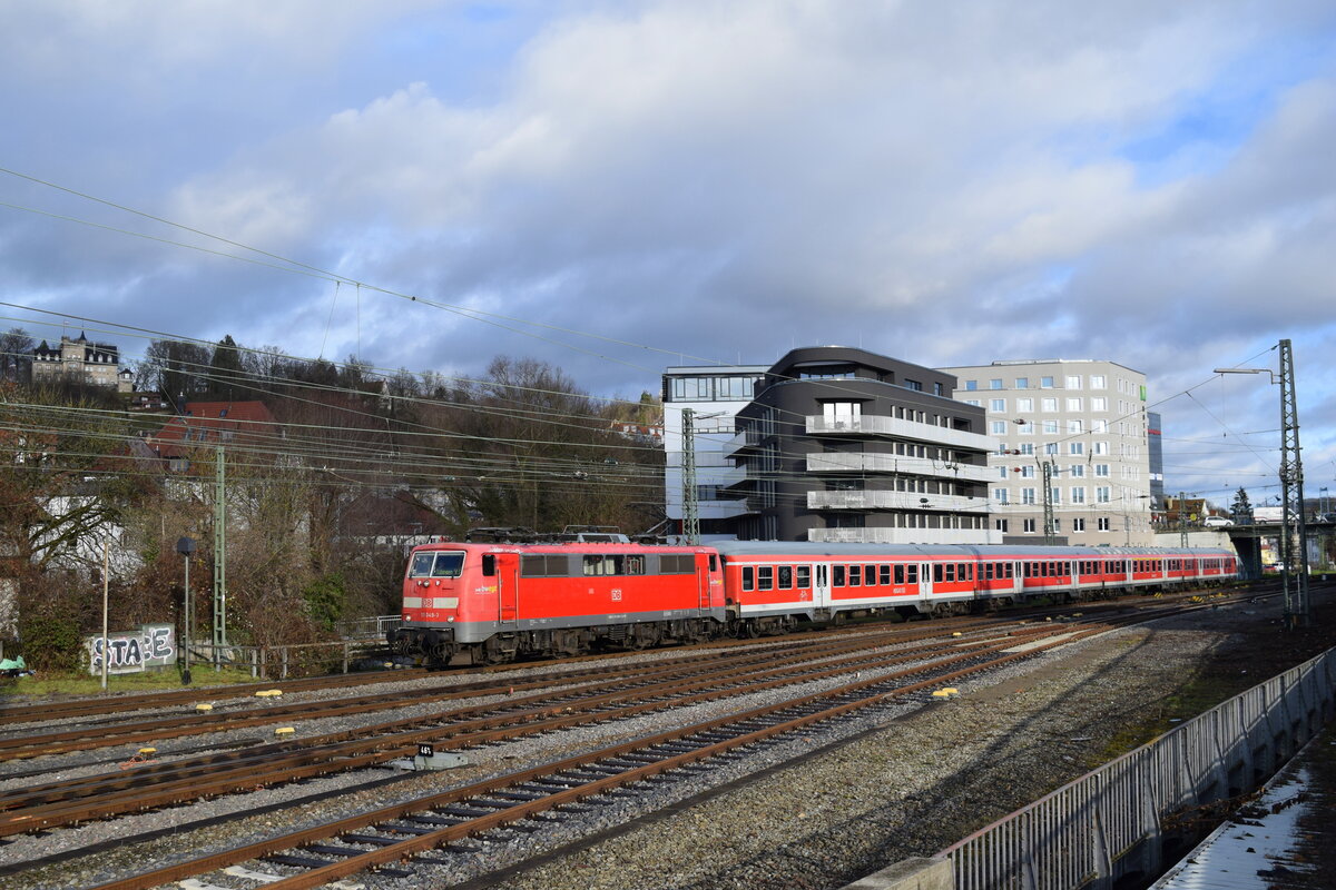 111 049 erreicht am 13. Dezember 2019 mit RE 22025 Tübingen Hbf, der Zug wurde schon auf vier Wagen verkürzt.