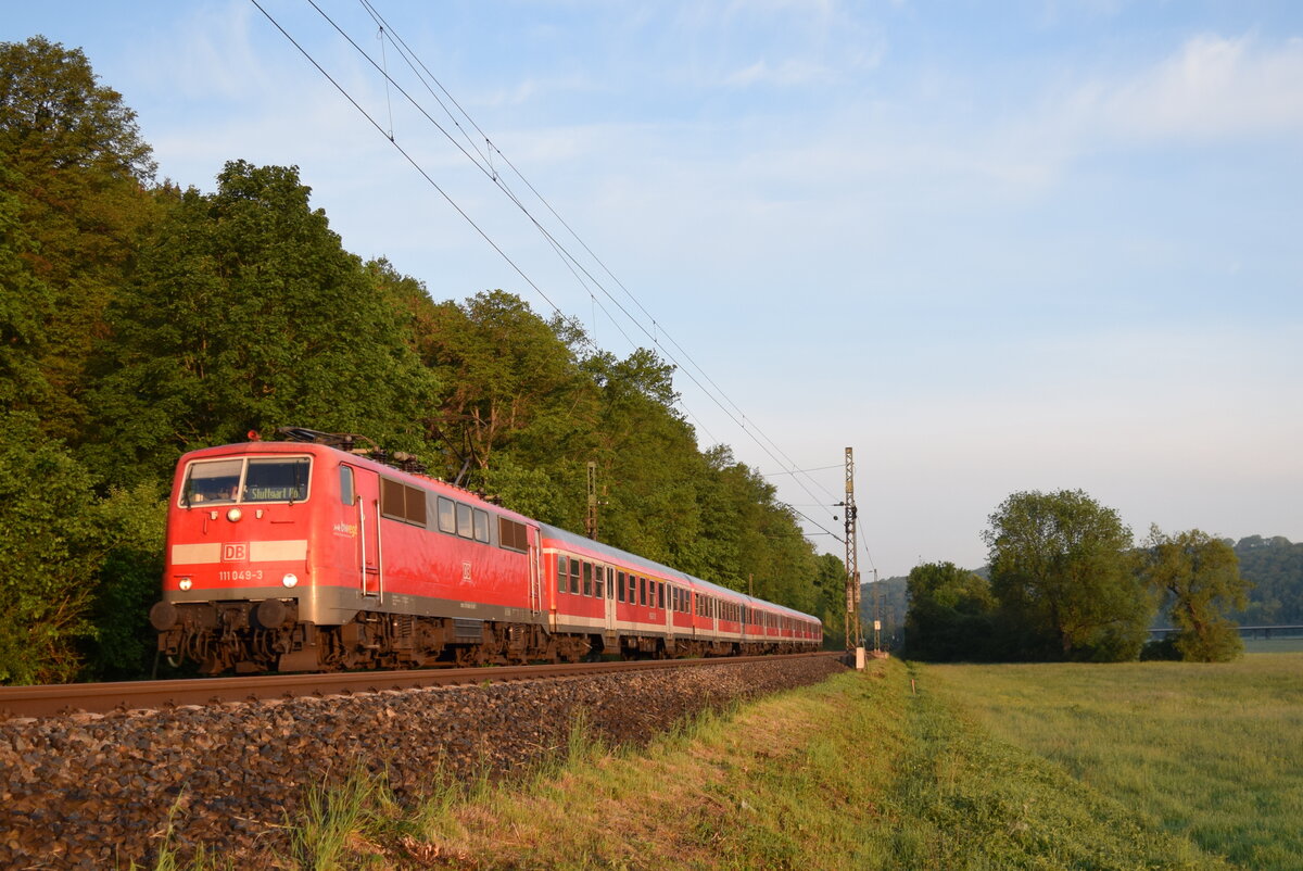111 049 im Mai 2019 mit einem RE unterwegs im Neckartal bei Kirchentellinsfurt.  

Weitere Bilder dieser Fahrzeuge im Album  Abschied von den n-Wagen auf der Neckar-Alb-Bahn !