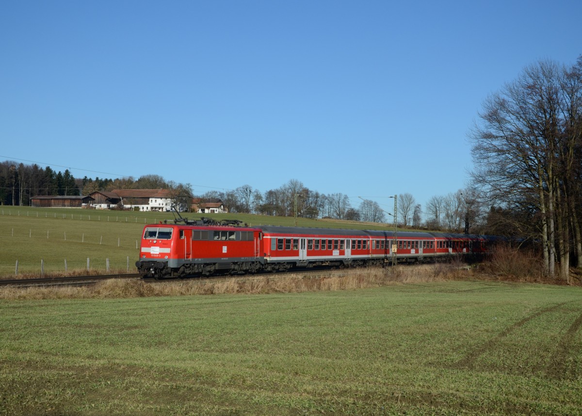 111 049 mit einem Meridian-Ersatzzug am 27.12.2013 bei Vogl.