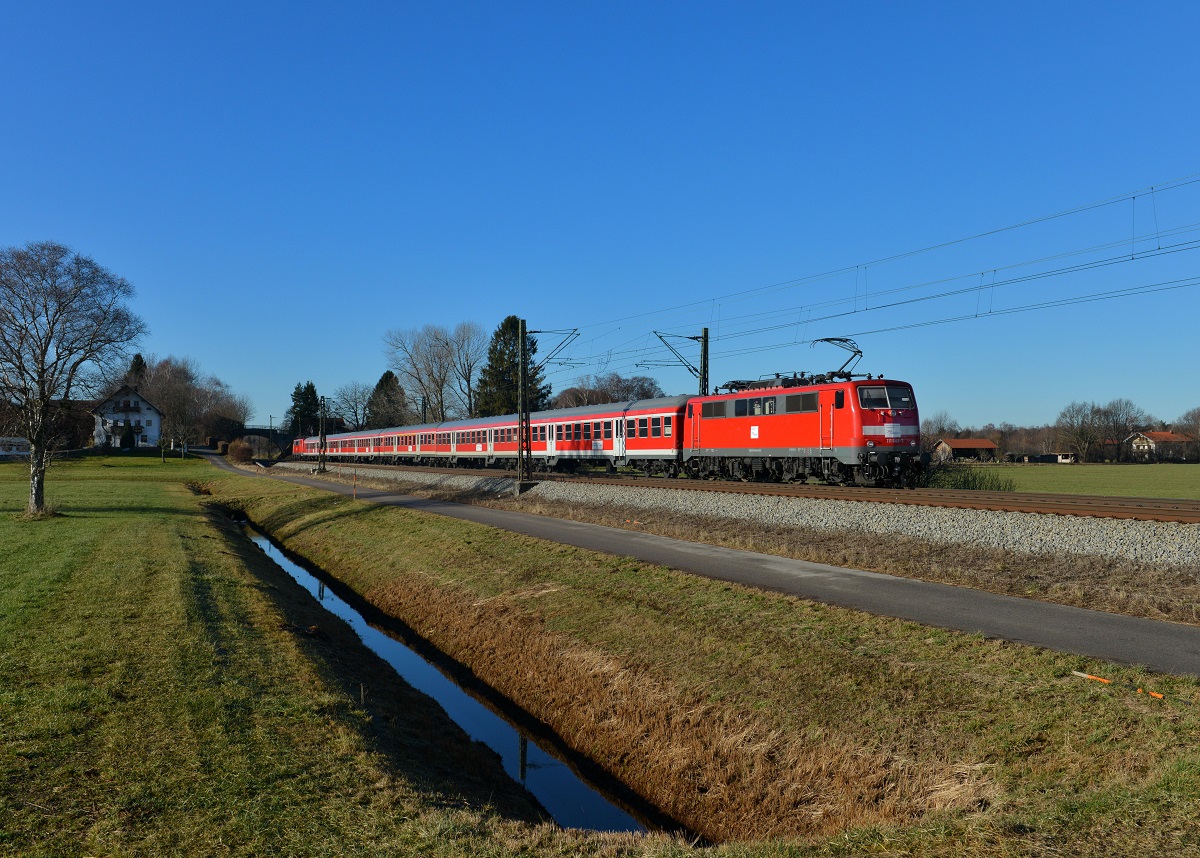 111 049 mit einem Meridian-Ersatzzug am 30.12.2013 bei �bersee. 