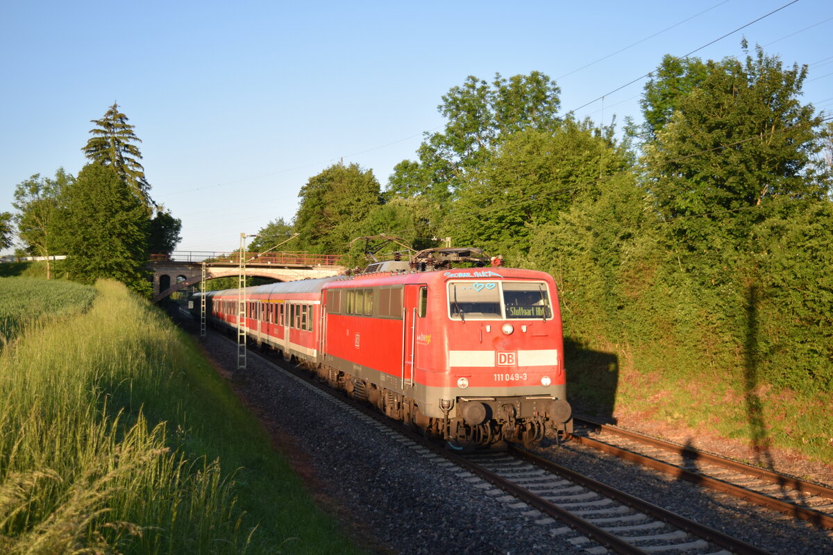 111 049 mit RE 22008 im Juni 2019 bei Metzingen auf der Fahrt nach Stuttgart