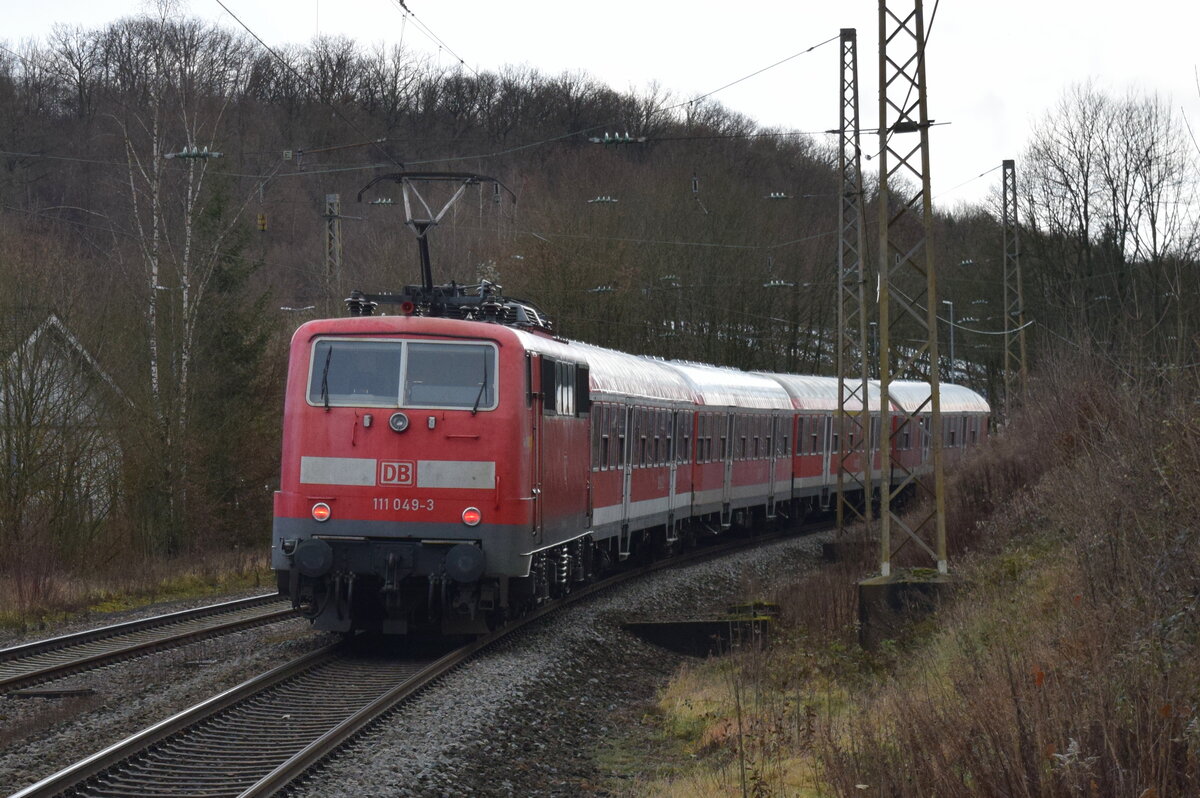 111 049 schiebt am 13. Dezember 2019 bei Kirchentellinsfurt zum letzten Mal den nur freitags verkehrenden RE 22034 dem nächsten Halt Wannweil entgegen