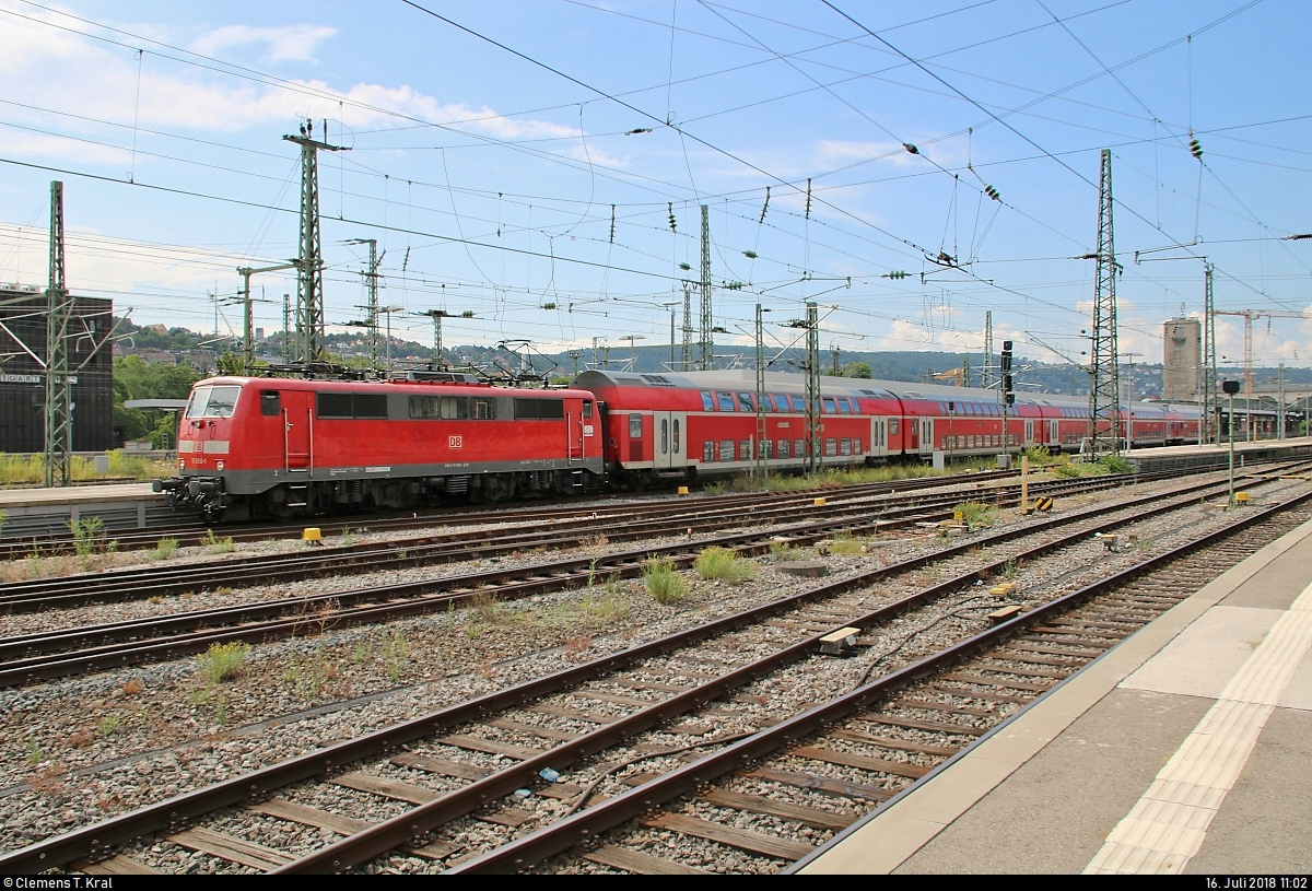 111 050-1 von DB Regio Baden-Württemberg als unbekannte RB- oder RE-Garnitur verlässt ihren Startbahnhof Stuttgart Hbf auf Gleis 9.
(verbesserte Version)
[16.7.2018 | 11:02 Uhr]