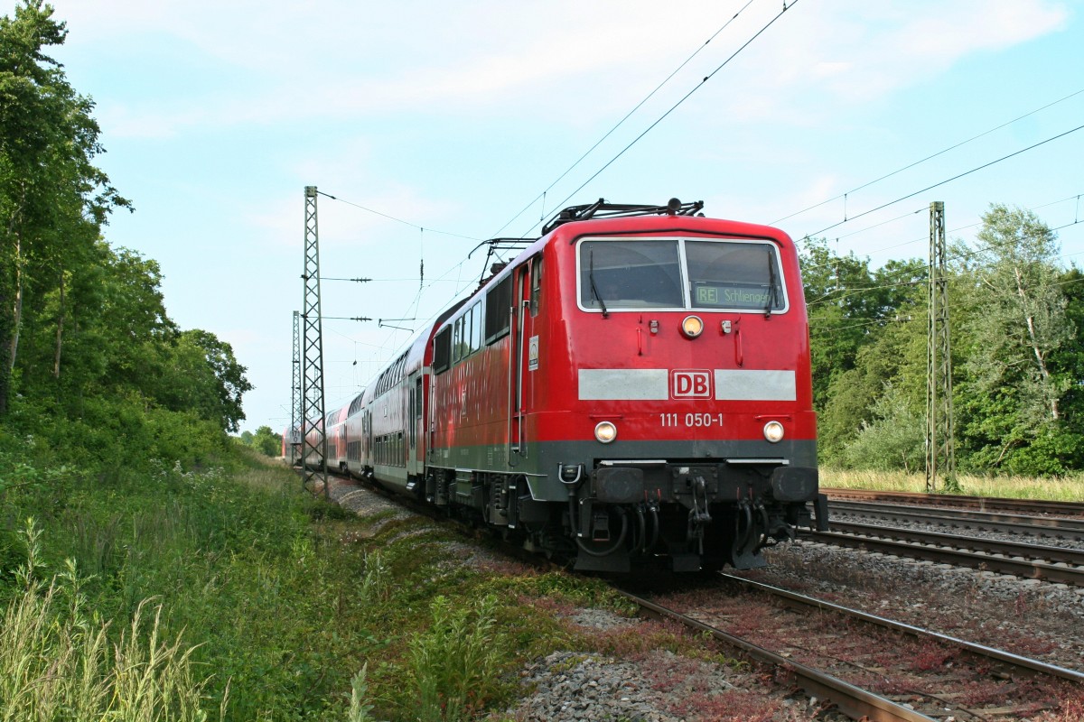 111 050-1 mit einem RE von Offenburg nach Schliengen am Nachmittag des 06.06.14 bei der Einfahrt auf der berholgleis in Orschweier.