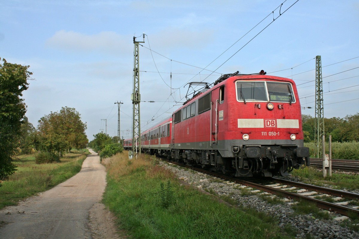 111 050-1 mit einer RB von Freiburg (Breisgau) Hbf nach Neuenburg (Baden) am Nachmittag des 28.09.13 bei der Einfahrt in den Bahnhofsbereich von Mllheim (Baden).