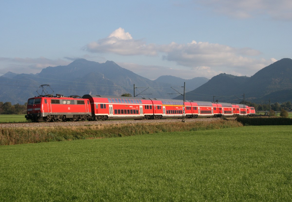 111 052 mit RE 79025 (Mnchen Hbf–Salzburg Hbf) am 14.10.2011 zwischen Prien und Bernau am Chiemsee