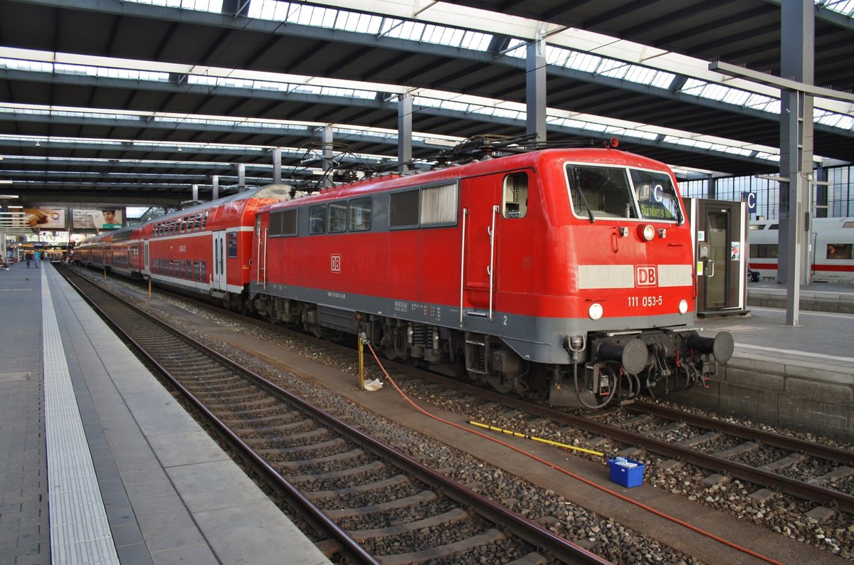 111 053-5 wartet am 13.8.2017 mit der RB59162 nach Nürnberg Hauptbahnhof im Münchener Hauptbahnhof auf Abfahrt.