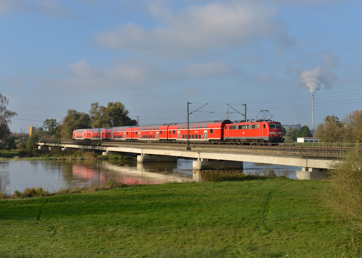 111 053 mit einem RE am 26.10.2014 auf der Isarbrücke bei Plattling. 