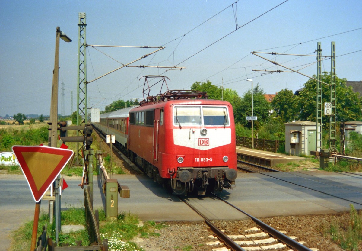 111 053 mit IC 556  Gottfried Semper  (Dresden–Saarbrcken) am 12.08.1998 in Riedstadt-Wolfskehlen