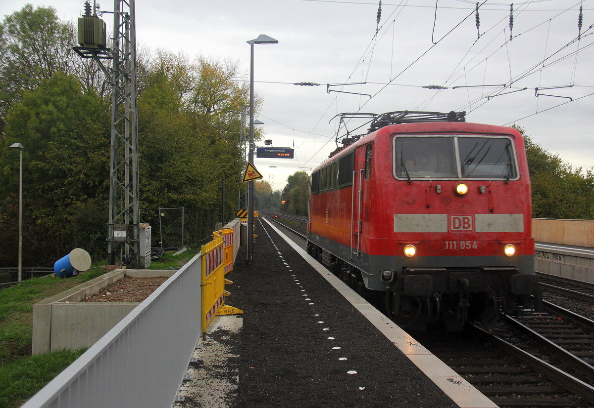 111 054 DB  kommt als Lokzug aus Aachen-Hbf nach Dortmund-Hbf und kommt aus Richtung Aachen und fährt durch Kohlscheid in Richtung Herzogenrath. 
Aufgenommen vom nagelneunen Bahnsteig 1 in Kohlscheid.
Bei Wolken am Nachmittag vom 31.10.2018.