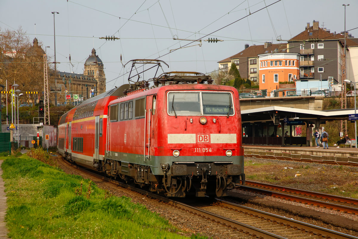 111 054 DB mit RE4 in Wuppertal Steinbeck, am 09.04.2019.