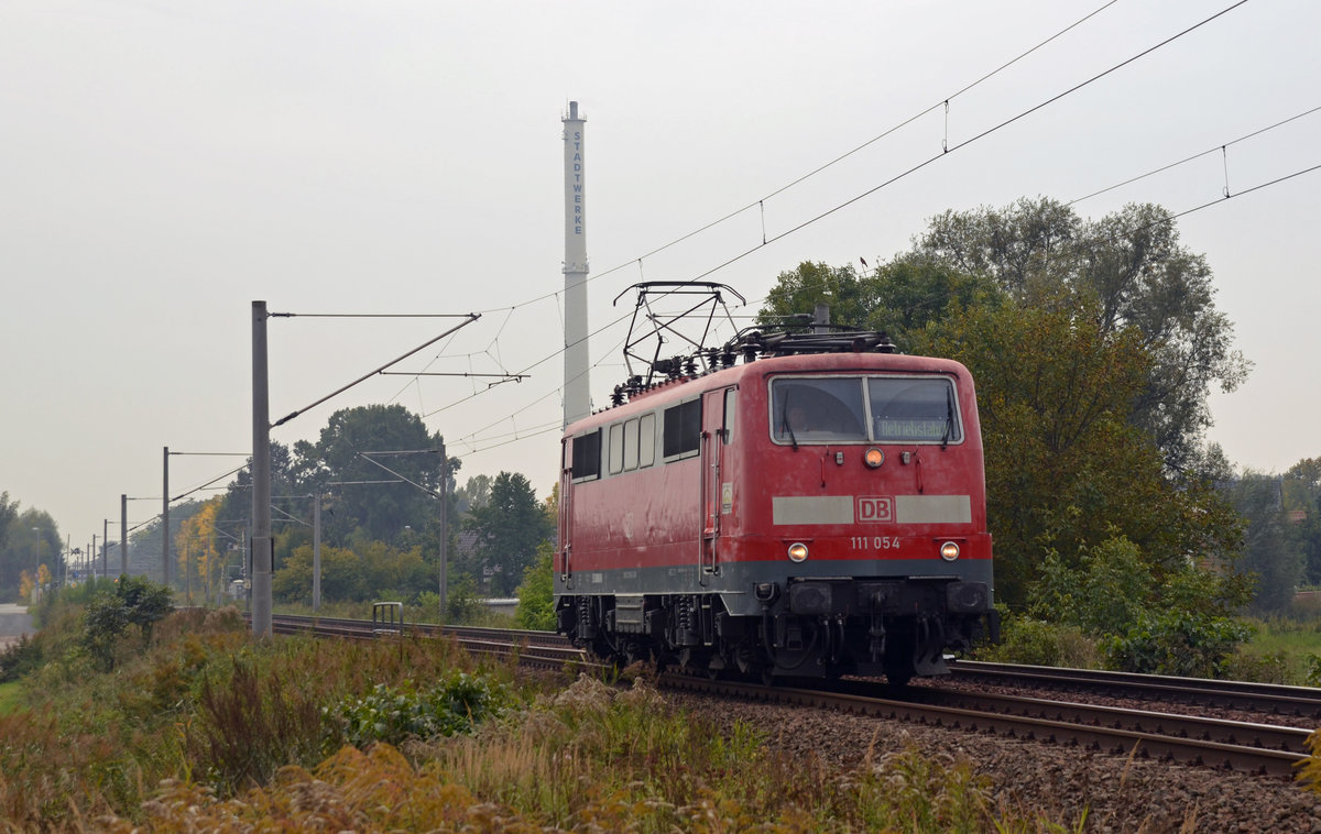 111 054 kehrt am 28.09.17 von einer Probefahrt zurück. Auf dem Rückweg nach Dessau passiert sie Jeßnitz.