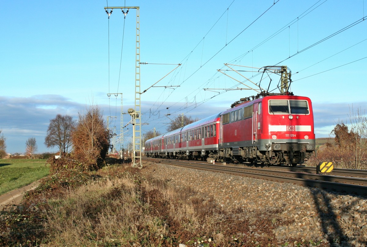 111 054 mit der RB 26566 von Neuenburg (Baden) nach Freiburg (Breisgau) Hbf am Nachmittag des 07.12.13 beim Verlassen des Bahnhof Mllheim (Baden).