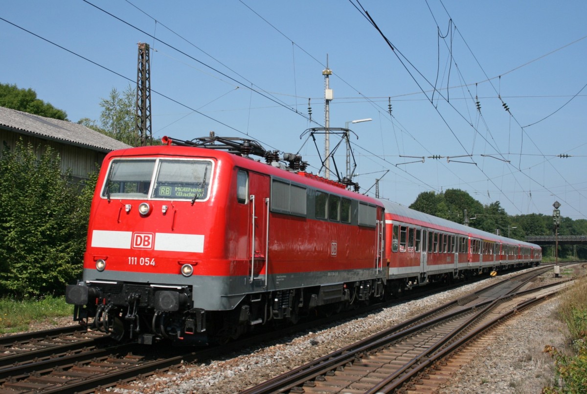 111 054 mit RB 31087 (Offenburg–Mllheim) am 19.08.2009 in Riegel-Malterdingen