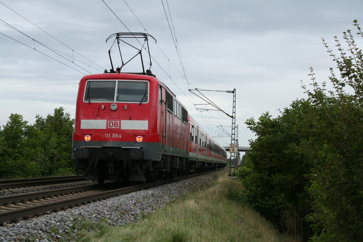 111 054 mit einer RB nach Offenburg am Nachmittag des 14.09.13 bei Hgelheim.
