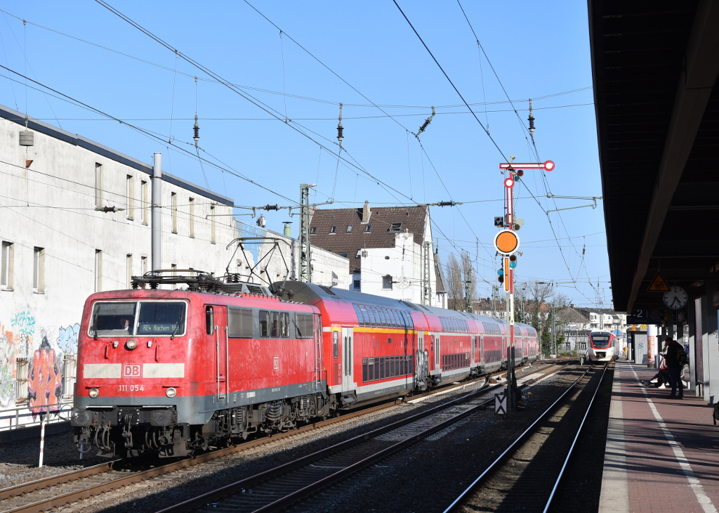111 054 mit RE 10124 (Dortmund Hbf - Aachen Hbf) am 29.03.2019 in Düsseldorf Völklinger Str.