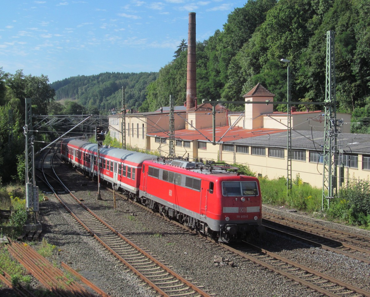 111 055-0 erreicht am 04. September 2013 mit einer RB nach Saalfeld den Bahnhof Kronach.