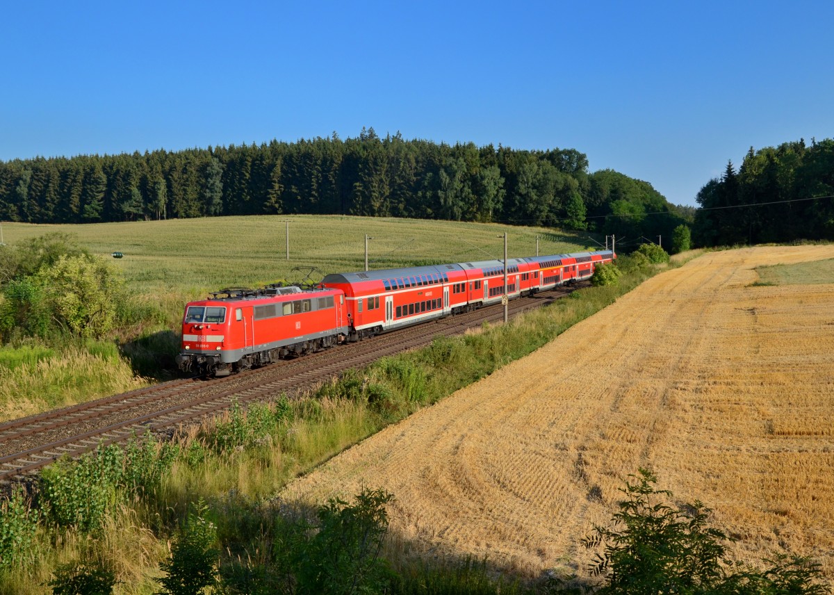 111 055 mit einem RE am 07.08.2015 bei Kläham. 