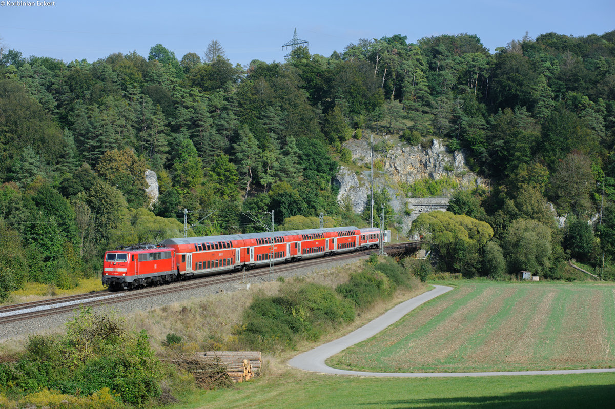 111 056-8 mit dem RB 59089 von München nach Nürnberg bei Solnhofen, 23.09.2016