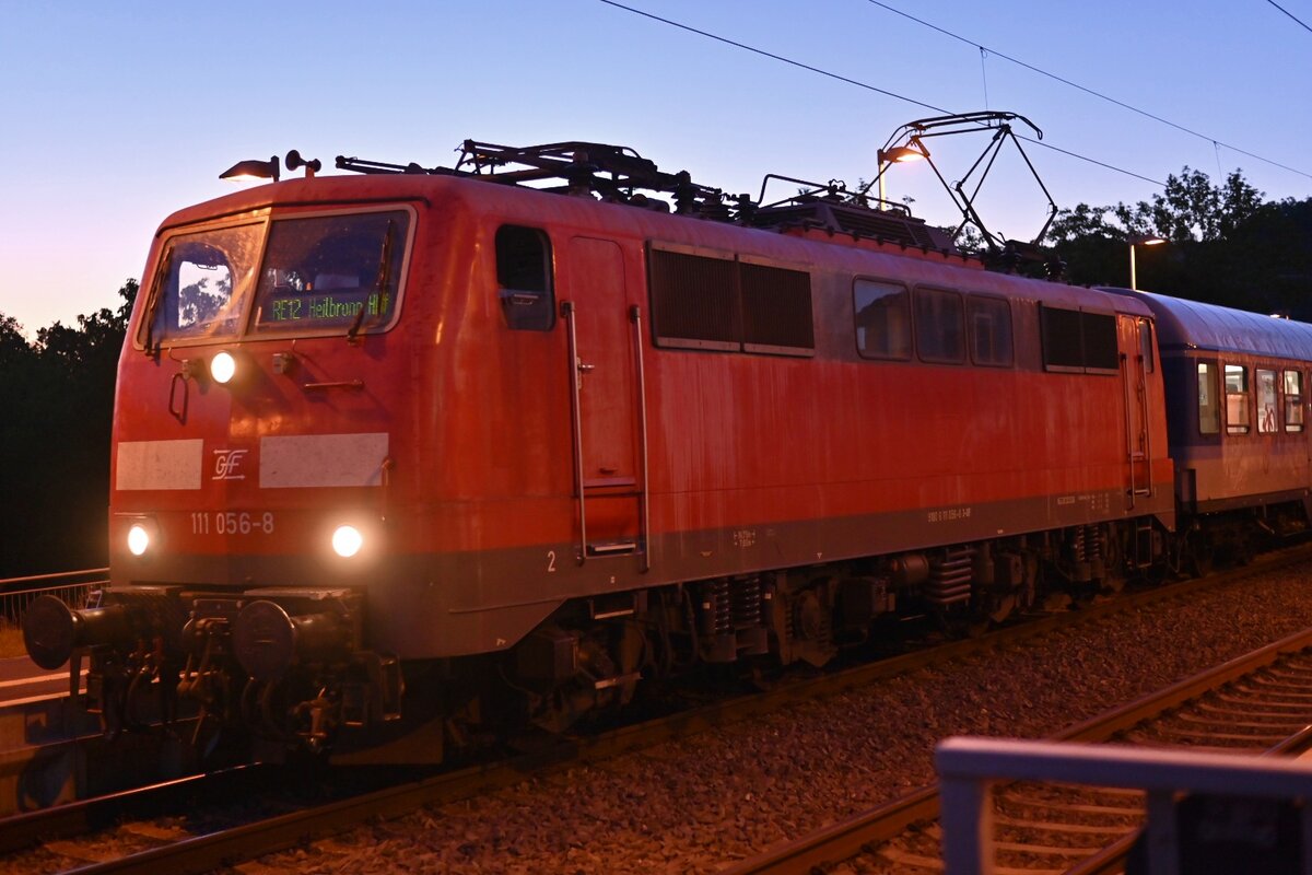111 056 in Gundelsheim  mit RE 10a  nach Heilbronn.  Um 20:32 Uhr am Freitag den 3.9.2021 aus der Hand fotogrfiert.