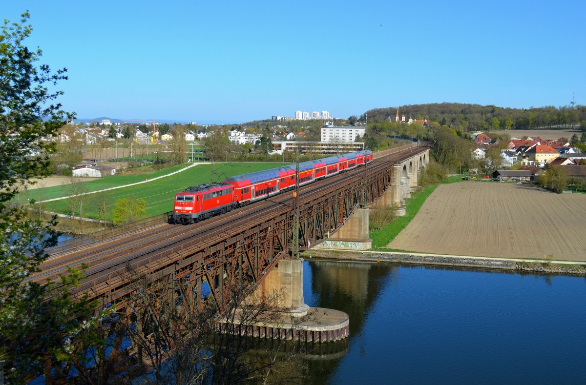 111 056 welche am sonnigen 16.04.2015 den RE 4860 (MH - NN) anführte konnte beim Passieren der Donaubrücke in Regensburg Prüfening abgelichtet werden.