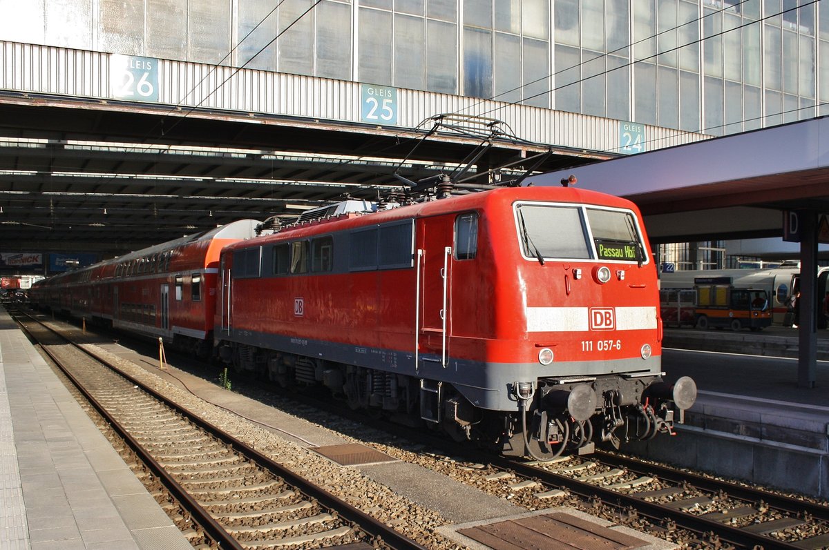 111 057-6 schiebt am 13.8.2017 den RE4079 von Passau Hauptbahnhof in den Münchener Hauptbahnhof. 