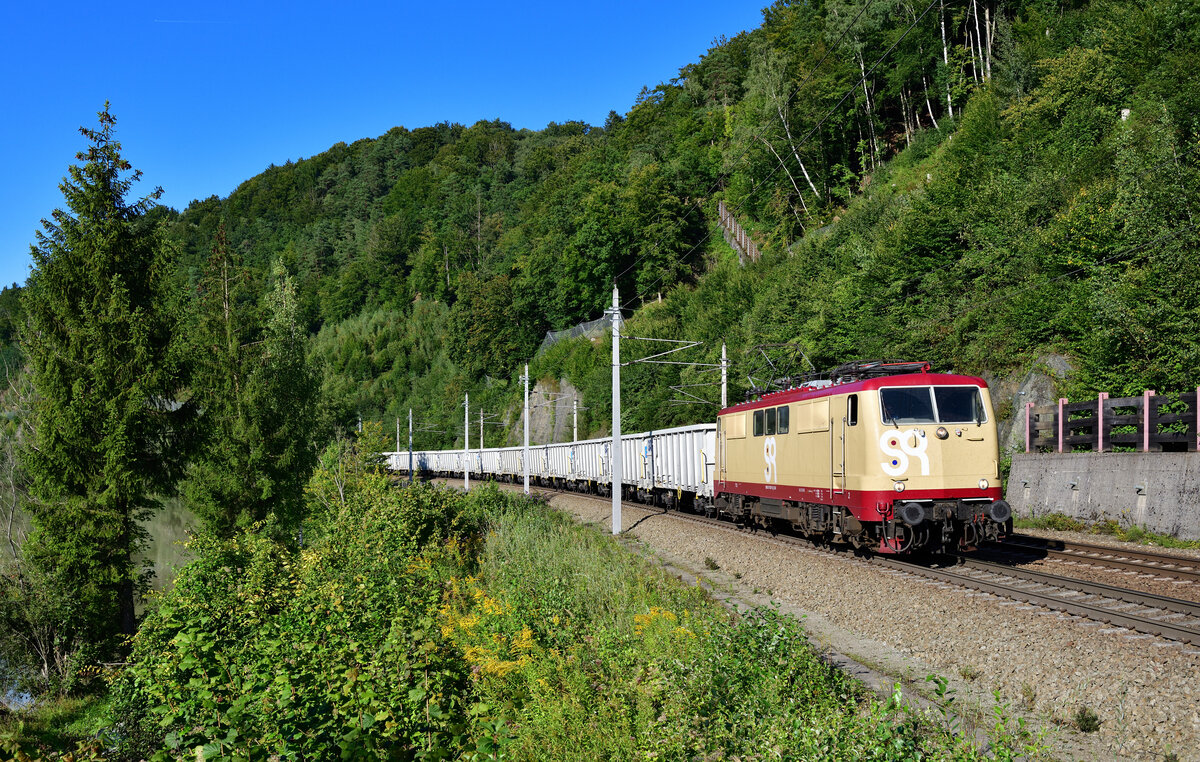 111 057 mit einem Sandzug am 03.09.2021 bei Ingling.